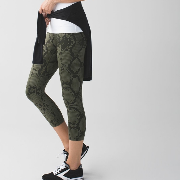 Lululemon snakeskin Wunder Under Crop  - Picture 6 of 9